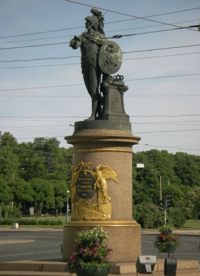 Памятник Суворову возле Троицкого моста.