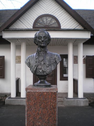 Бюст Суворова перед домом-музеем Суворова в Корбине.